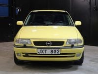 Begagnad Opel Astra Sport 116 HK (85 kW) 1996 Gul Halvkombi