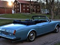 Begagnad Rolls Royce Corniche 231 HK (169 kW) 1982 Ljusblå met/mörkblå sufflett/svart skinn Cab