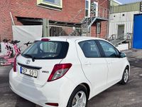 Begagnad Toyota Yaris 90 HK (66 kW) 2011 Vit Halvkombi