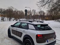 Begagnad Citroën C4 Cactus PureTech 82 HK (60 kW) 2014 Merallic vit med bruna detaljer Halvkombi