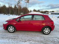 Begagnad Toyota Auris 124 HK (91 kW) 2007 Röd Halvkombi