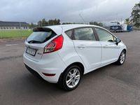 Begagnad Ford Fiesta 101 HK (74 kW) 2017 Vit Halvkombi