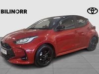 Ny Toyota Yaris Hybrid Style 132 HK (97 kW) 2025 Röd Halvkombi