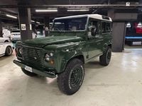 Begagnad Land Rover Defender 122 HK (89 kW) 2001 Grön Kombi