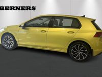 Begagnad VW Golf VII Life 151 HK (111 kW) 2021 Gul Halvkombi