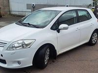 Begagnad Toyota Auris Plus 90 HK (66 kW) 2011 Vit Halvkombi