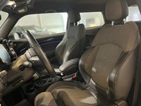 Begagnad Mini Cooper Essential 135 kW (184 HK) 2023 British racing green iv metallic Halvkombi