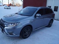 Begagnad Mitsubishi Outlander 224 HK (164 kW) 2019 Grå SUV