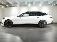 Begagnad BMW 550 M Sport 490 HK (360 kW) 2025 Mineralvit metallic Kombi