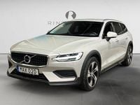 Begagnad Volvo V60 CC Momentum 197 HK (144 kW) 2022 Vit Kombi