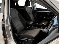 Begagnad Hyundai i30 Comfort 110 HK (80 kW) 2016 Brun Halvkombi