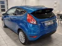 Begagnad Ford Fiesta Titanium 101 HK (74 kW) 2014 Blue candy met Halvkombi