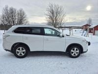 Begagnad Mitsubishi Outlander 150 HK (110 kW) 2015 Vitmetallic SUV