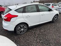 Begagnad Ford Focus Titanium 101 HK (74 kW) 2012 Vit Halvkombi