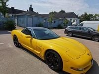 Begagnad Chevrolet Corvette Z06 411 HK (302 kW) 2004 Gul med svart folierat tak. Sportkupé