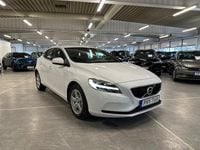 Begagnad Volvo V40 Momentum 120 HK (88 kW) 2017 Vit Halvkombi
