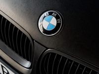 Begagnad BMW 325 218 HK (160 kW) 2007 Originallack silver metallic under en mattsvart helfoliering Sportkupé