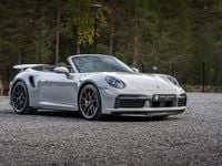 Begagnad Porsche 911 Turbo S Cabriolet 650 HK (478 kW) 2023 Ljusgrå Cab