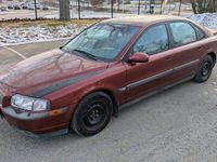 Begagnad Volvo S80 170 HK (125 kW) 2000 Röd med svarta dekaler som går att ta bort. Sedan