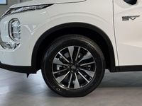 Ny Mitsubishi Outlander P-HEV Invite 306 HK (225 kW) 2025 Vit solid SUV