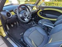 begagnad Mini Cooper S Cabriolet i unik färg med sportläge