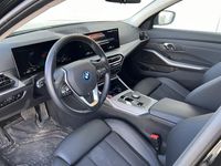 begagnad BMW 330e xDrive Touring Nav Fartpilot HiFi Sportstol Drag Le