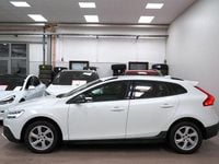 Begagnad Volvo V40 Momentum 150 HK (110 kW) 2019 Vit Halvkombi