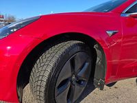 Begagnad Tesla Model 3 Long Range AWD 323 kW (440 HK) 2019 Nylackerad framskärmar och främre stötfångare. Sedan