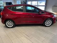 Begagnad Ford Fiesta Titanium 101 HK (74 kW) 2018 Röd Halvkombi