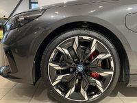 begagnad BMW 535 550 e xDrive M Sport Pro Innovation DAP Keyless Panorama B&W Drag 2023, Sedan