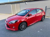 Begagnad Ford Focus Titanium 183 HK (134 kW) 2013 Röd Halvkombi