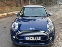Begagnad Mini Cooper 136 HK (100 kW) 2014 Blå med vitt tak och kromade backspeglar Halvkombi