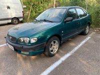 Begagnad Toyota Corolla 97 HK (71 kW) 2001 Grön Halvkombi