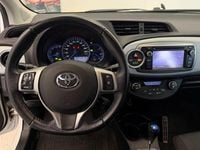 Begagnad Toyota Yaris Hybrid Active 101 HK (74 kW) 2013 Vit Halvkombi