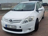Begagnad Toyota Auris Plus 90 HK (66 kW) 2011 Vit Halvkombi