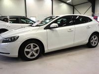 Begagnad Volvo V40 Kinetic 122 HK (89 kW) 2016 Vit Halvkombi
