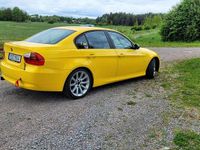 Begagnad BMW 325 218 HK (160 kW) 2006 Folierad gul Sedan