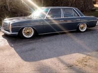 Begagnad Mercedes W114 150 HK (110 kW) 1974 Mörkblå