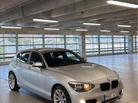 Begagnad BMW 118 143 HK (105 kW) 2012 Silvermetallic Halvkombi