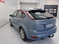 Begagnad Ford Focus Trend 125 HK (91 kW) 2007 Grå Halvkombi