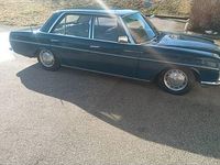Begagnad Mercedes W114 150 HK (110 kW) 1974 Mörkblå