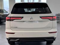 Ny Mitsubishi Outlander P-HEV Invite 306 HK (225 kW) 2025 Vit solid SUV