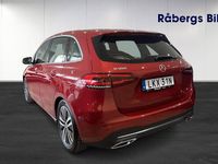 Begagnad Mercedes B180 136 HK (100 kW) 2022 Röd Minibuss