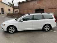 begagnad Volvo V70 2.4D Momentum 175hk * NY BESIKTAD-SKINN-DRAGKROK *