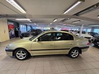 Begagnad Toyota Avensis 129 HK (94 kW) 2001 Gul Sedan