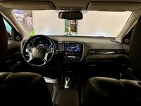 Begagnad Mitsubishi Outlander 203 HK (149 kW) 2016 Pärlemovit SUV