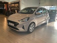 Ny Hyundai i10 Essential 63 HK (46 kW) 2025 Lumen gray pearl grå Halvkombi
