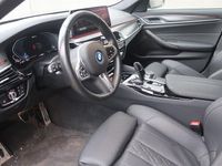begagnad BMW 530 535 e xDrive Touring M Sport Drag Connected 2023, Kombi
