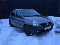 Begagnad Renault Clio II Expression 75 HK (55 kW) 2003 Grå Halvkombi