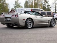 Begagnad Chevrolet Corvette 350 HK (257 kW) 1999 Light pewter metallic Cab